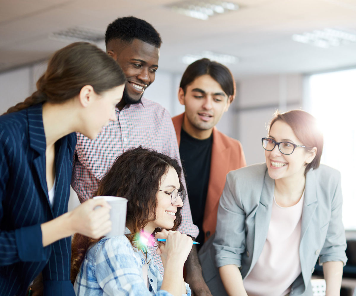 Discussion d’équipe souriante autour de solutions informatiques adaptées aux PME en Wallonie