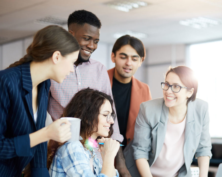 Discussion d’équipe souriante autour de solutions informatiques adaptées aux PME en Wallonie