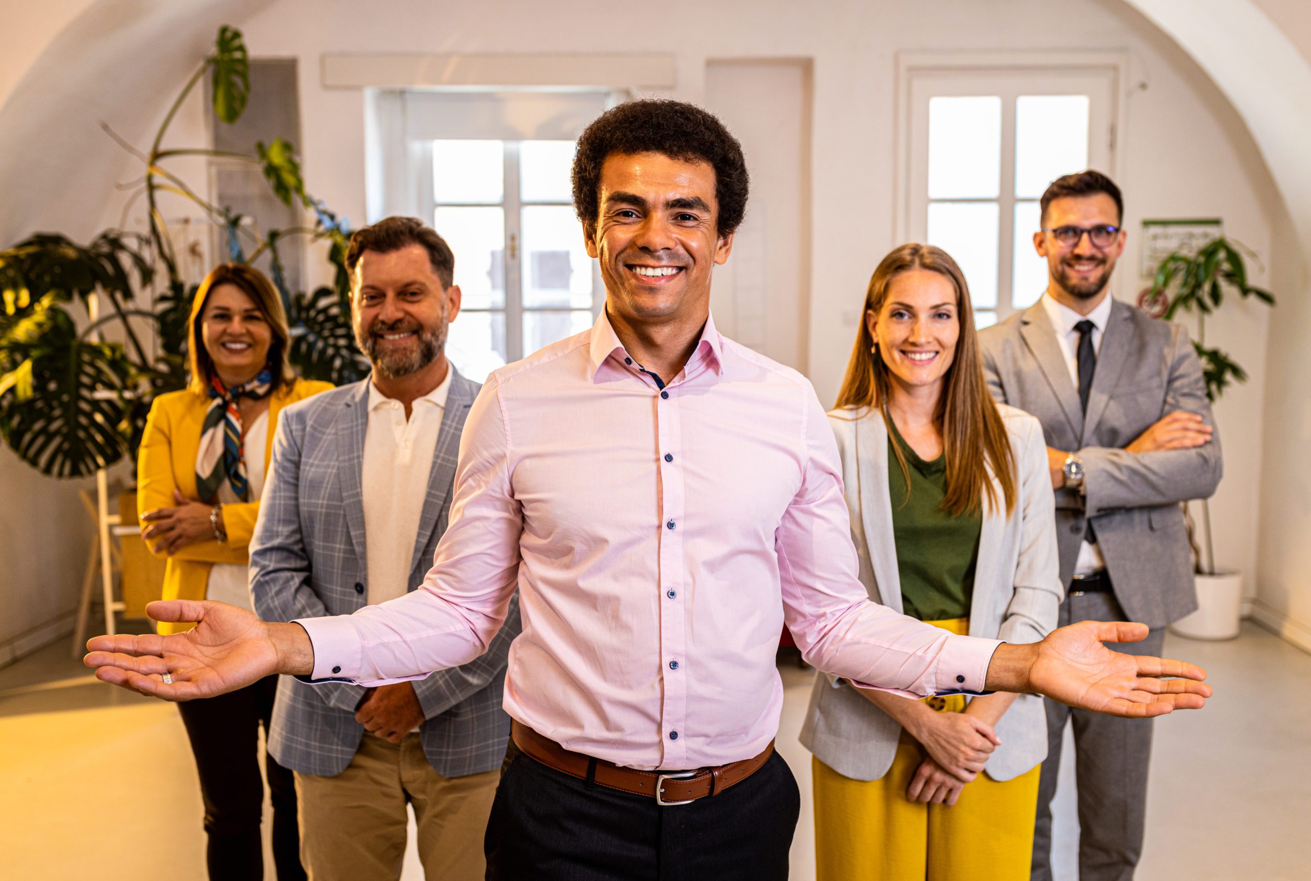 Équipe professionnelle souriante présentant les bénéfices de l’automatisation IT avec Magic Button